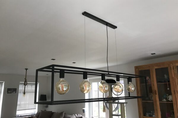 Plaatsen binnen en buitenverlichting aangekocht door klant